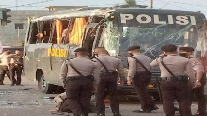 Bus SPN Polda Jambi ditabrak truk pengangkut kayu 