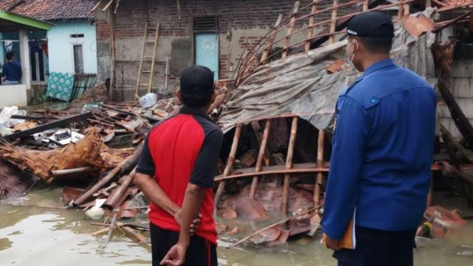 Satu rumah di Tangerang ambruk karena angin kencang.