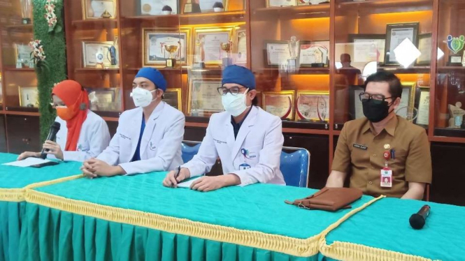 Manajemen RS Saiful Anwar Kota Malang, Jawa Timur, Selasa, 7 Desember 2021, menyampaikan keterangan pers tentang hasil diagnosis terhadap pemuda warga kota itu, Joko Santoso, yang mengalami kebutaan pasca disuntik vaksin Astrazeneca.