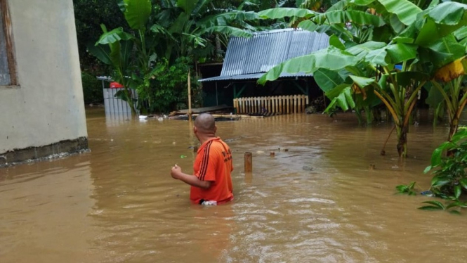 Banjir melanda Lombok Barat, sebanyak 1.557 warga terpaksa mengungsi.