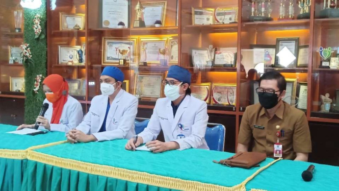Manajemen RS Saiful Anwar Kota Malang, Jawa Timur, Selasa, 7 Desember 2021, menyampaikan keterangan pers tentang hasil diagnosis terhadap pemuda warga kota itu, Joko Santoso, yang mengalami kebutaan usai disuntik vaksin Astrazeneca.