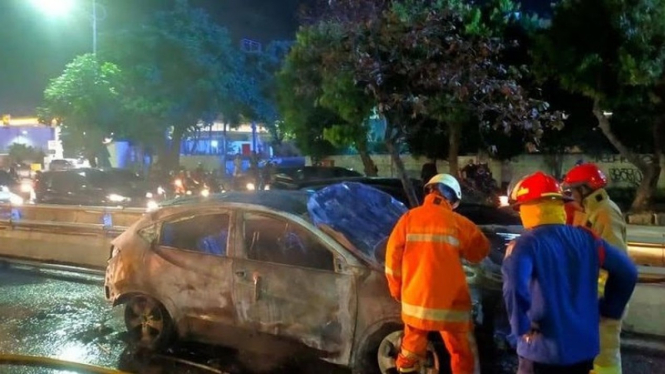 Mobil mewah HRV terbakar di tol dalam kota Slipi Jakarta Barat.