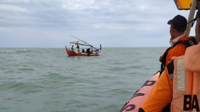 Seorang petugas Basarnas di tengah laut. (Foto ilustrasi).