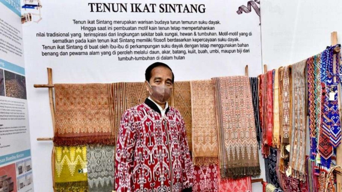 Presiden Jokowi Membeli Jaket Bomber Berbahan Tenun Ikat Sintang