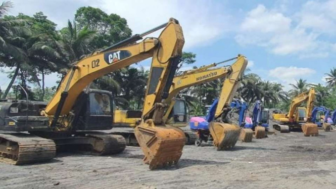 Belasan alat berat yang dikerahkan oleh Polda Jawa Timur untuk membantu mengevakuasi korban erupsi Gunung Semeru tiba di Kabupaten Lumajang, Rabu, 8 Desember 2021.