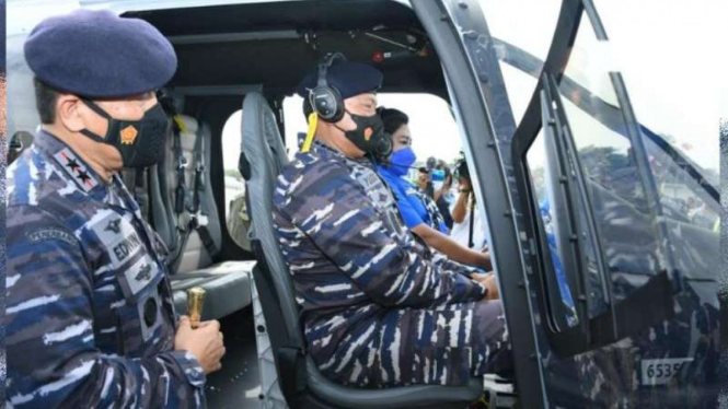 VIVA Militer: Laksamana TNI Yudo Margono menaiki helikopter latih Bell 505