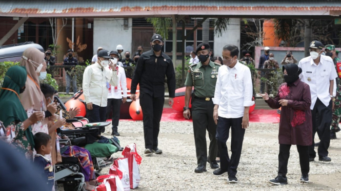 Mensos Risma dampingi Presiden Joko Widodo dalam penyerahan bantuan sosial.