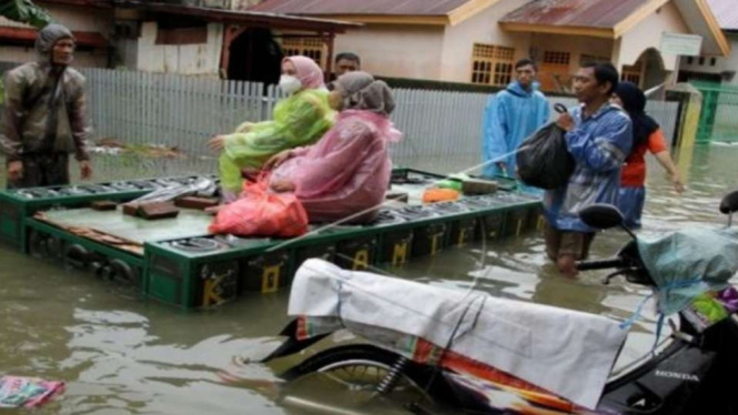 Relawan mengevakuasi warga yang terdampak banjir di Kelurahan Batua, Kota Makassar, Provinsi Sulawesi Selatan, Selasa, 7 Desember 2021.