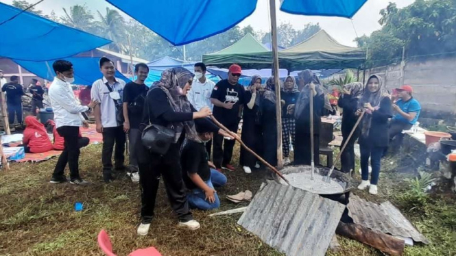 Sejumlah orang di Kabupaten Dharmasraya, Sumatera Barat, Rabu, 8 Desember 2021, memasak rendang daging yang akan dikirim sebagai bantuan untuk para korban erupsi Gunung Semeru di Lumajang, Jawa Timur.