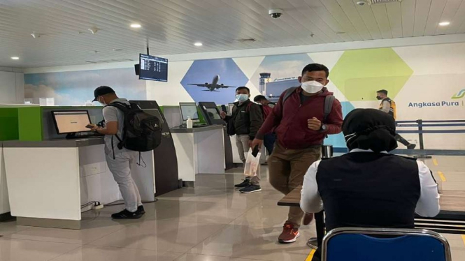 Sejumlah calon penumpang pesawat udara di Bandara Ahmad Yani Semarang, Jawa Timur, Rabu, 8 Desember 2021.