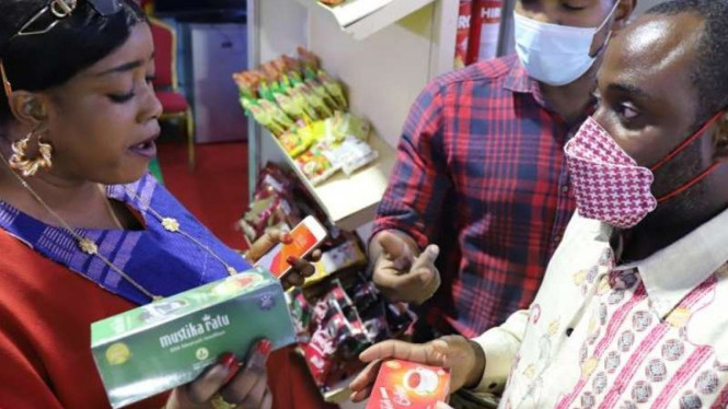 Warga Senegal melihat produk makanan dan minuman Indonesia yang dipamerkan FIDAK