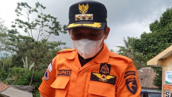 Bupati Lumajang Thoriqul Haq meninjau lokasi terdampak erupsi Gunung Semeru di Kecamatan Pronojiwo, Rabu, 8 Desember 2021.