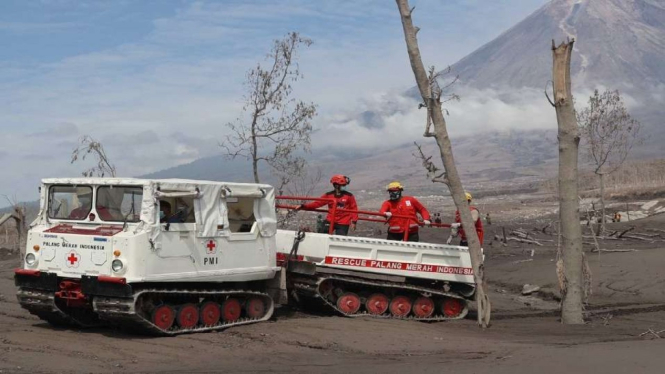 Tim SAR menggunakan alat berat dalam misi pencarian korban APG Gunung Semeru di Lumajang.
