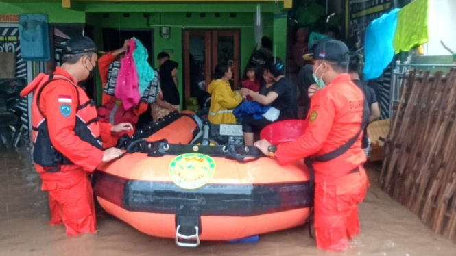 Tim SAR mengevakuasi korban banjir di Lombok Barat, Nusa Tenggara Barat.