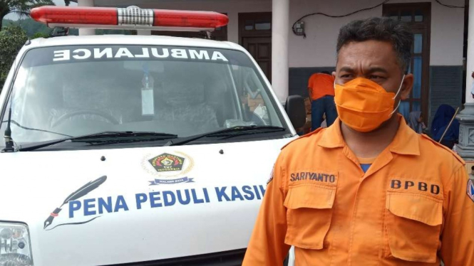 Personel Badan Penanggulangan Bencana Daerah (BPBD) Kabupaten Malang, Sariyanto, di lokasi terdampak erupsi Gunung Semeru di Kabupaten Lumajang, Jawa Timur, Rabu, 8 Desember 2021.