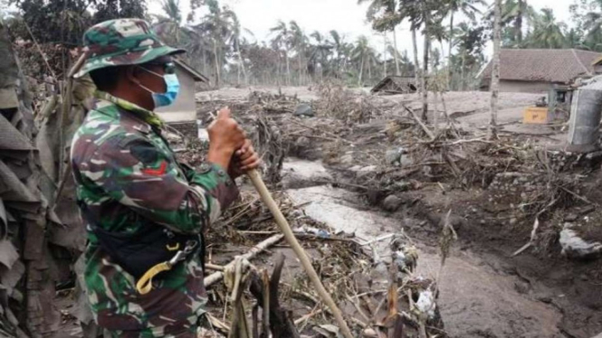 Prajurit TNI saat berjaga di akses menuju salah satu wilayah terdampak erupsi Gunung Semeru di Kampung Renteng, Desa Sumberwuluh, Kabupaten Lumajang, Jawa Timur, Rabu, 8 Desember 2021.