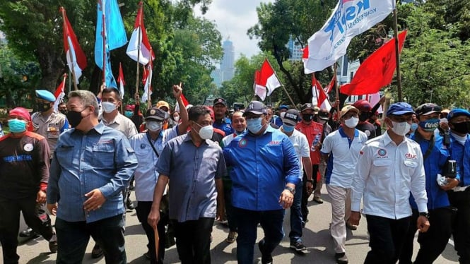 Aksi damai buruh long march menuju Gedung MK.