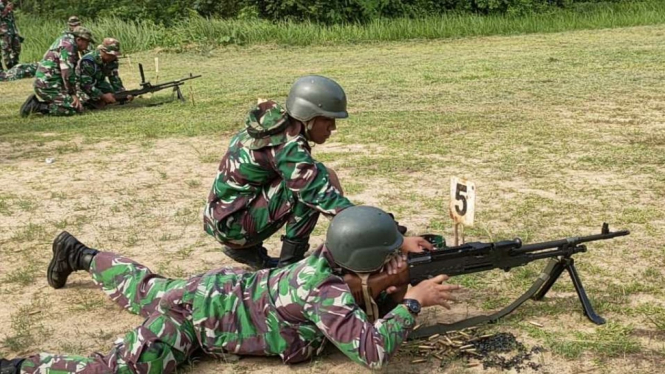 VIVA Militer: Prajurit TNI AL latihan menembak senjata mesin GPMG Cal.7.62 mm