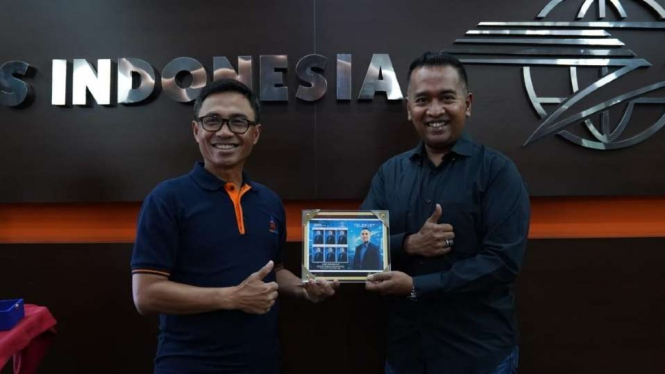 Direktur Utama PT Pos Indonesia (Persero) Faizal Rochmad Djoemadi dengan Founder dan Chief Executive Officer (CEO) Telefast Indonesia Jody Hedrian usai menandatangani nota kerja sama di Jakarta, Selasa, 7 Desember 2021.