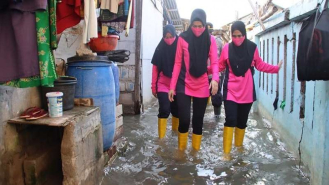 Bhayangkari membagikan bantuan ke warga terkena banjir rob di Muara Angke