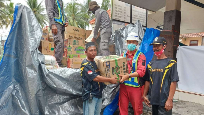 Bantuan PT PP kepada korban erupsi Gunung Semeru.