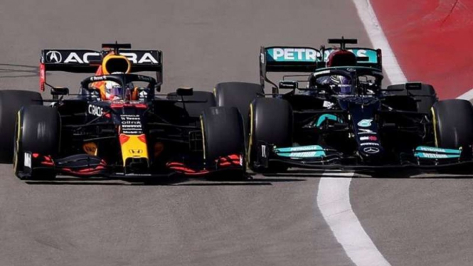 Lewis Hamilton dan Max Verstappen.