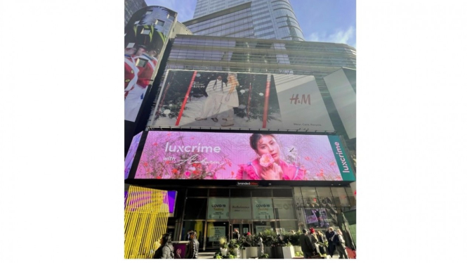 Wajah Awkarin di Times Square New York 
