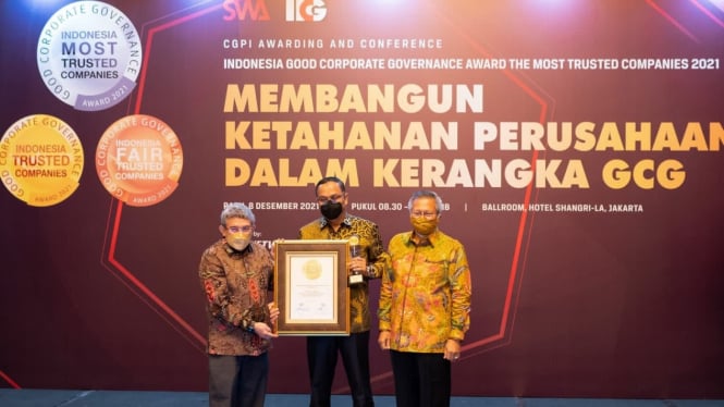 Direktur Kepatuhan bank bjb, Cecep Trisna saat menerima penghargaan prestisius sebagai Indonesia Trusted Company dalam ajang CPGI Award 2021.