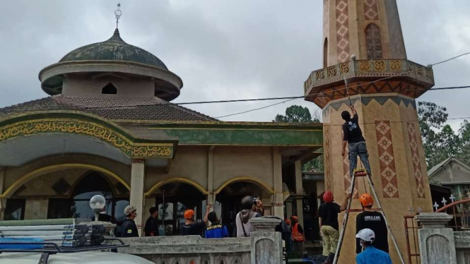Sejumlah relawan yang datang dari beberapa kota di Jawa membersihkan masjid tert