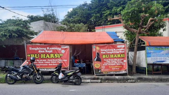 Harsi, pemilik warung tengkleng di Jalan Kunir V, Solo Baru, Kecamatan Grogol, Sukoharjo, Jawa Tengah, meratapi kedainya yang sepi pembeli setelah ramai dibicarakan di media sosial bahwa masakan dagangannya mahal.