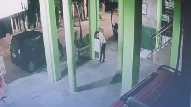 Aksi Maling Bermobil Curi Kotak Amal Masjid Terekam Cctv