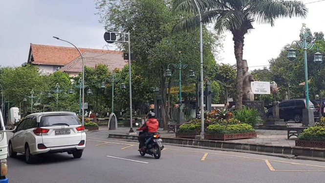 Pengendara sepeda motor dan mobil melintas di kawasan Ngarsopuro, Surakarta (Solo), Jawa Tengah.