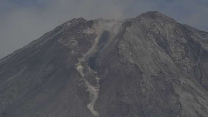 Kondisi puncak Gunung Semeru terlihat dari Dusun Curah Koboan, Pronojiwo, Lumajang, Jawa Timur, Rabu, 8 Desember 2021.