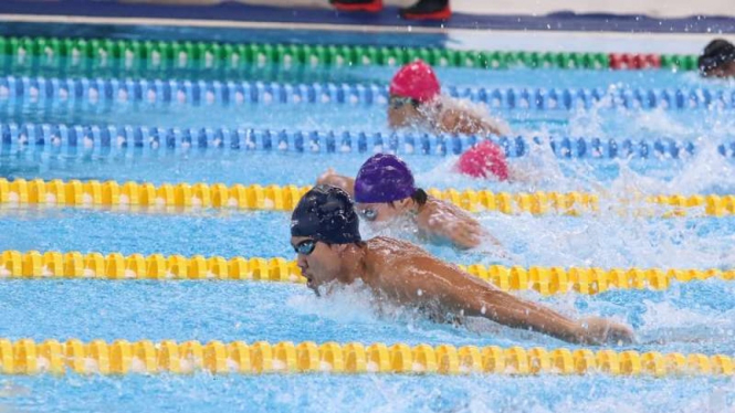 Atlet bersaing di ajang Indonesia Open Swimming Championship 2021