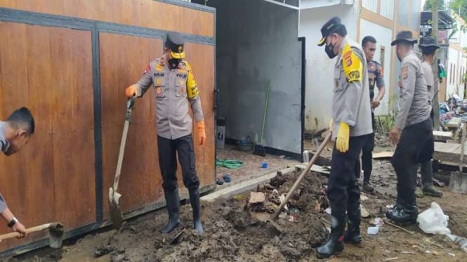 Polda NTB membersihkan bekas banjir di lombok barat