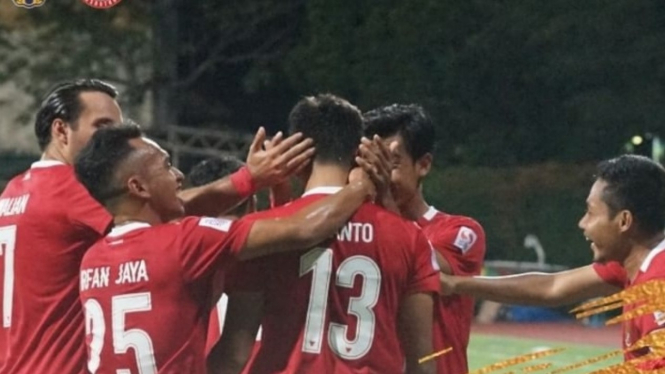 Para pemain Timnas Indonesia merayakan gol. 