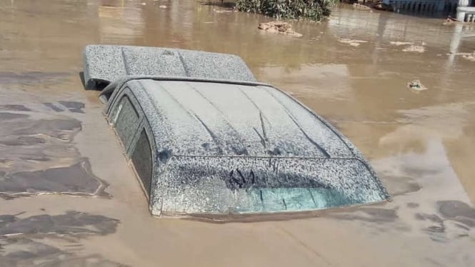 Mobil Satuan Tugas (Satgas) Bencana milik Universitas Sebelas Maret (UNS) Solo tertimbun lahar saat melakukan evakuasi di lereng Gunung Semeru, Lumajang, Jawa Timur, pada Selasa, 7 Desember 2021.