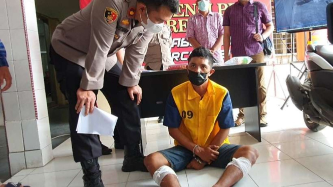 Polisi memberikan keterangan pers kasus begal sadis di Medan.