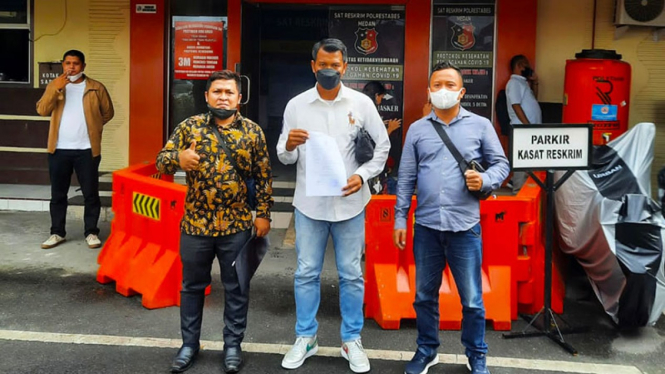 Saktiawan Sinaga (tengah) usai membuat laporan di Mako Polrestabes Medan