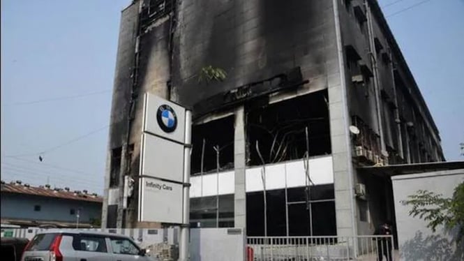 Diler BMW terbakar di India.