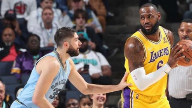 Pemain LA Lakers, LeBron James (kanan).