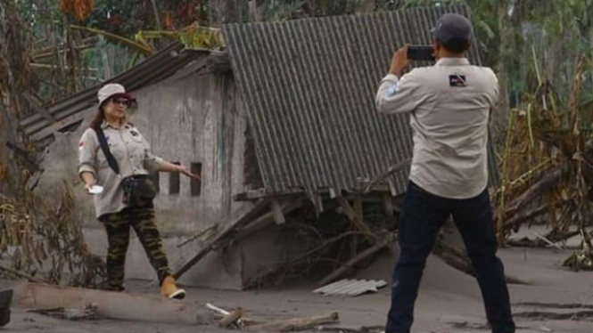 Viral Foto-foto Gaya di Lokasi Bencana Erupsi Semeru, Netizen Marah