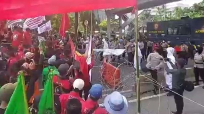 Demo Sempat Ricuh, Mobil Komando Buruh Ditabrakan Ke Kawat Berduri