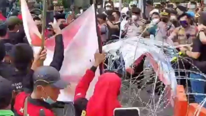 Buruh sempat bentrok dengan polisi saat demo di kawasan Patung Kuda, Jakarta.