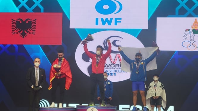 Lifter Indonesia, Rahmat Erwin Abdullah menjadi juara dunia angkat besi 2021