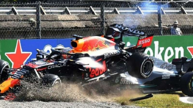 Tabrakan antara Lewis Hamilton dan Max Verstappen di F1 GP Italia.