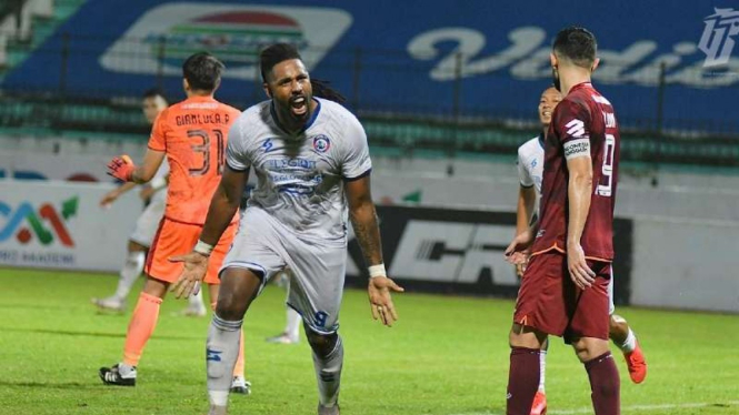 Bomber Arema FC, Carlos Fortes rayakan gol.