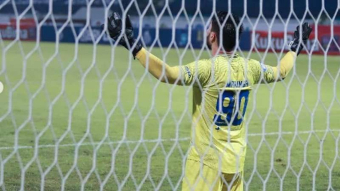 Kiper Arema FC asal Brasil, Adilson Maringa.