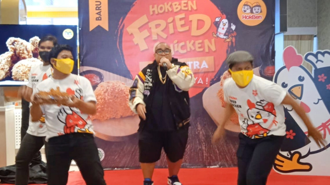 Aksi rapper Saykoji hebohkan peluncuran ayam goreng Hokben