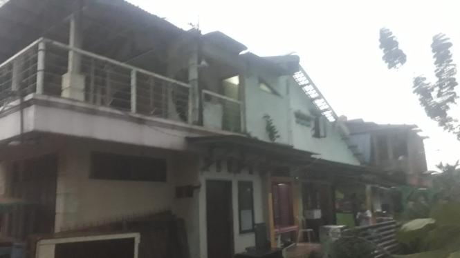 Atap rumah lepas diterjang angin puting beliung di Bekasi.